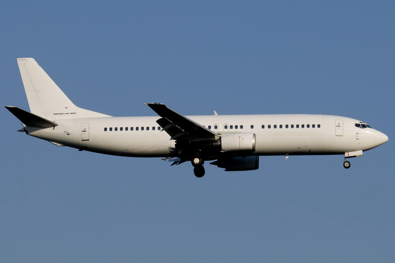 Boeing 737-400 private jet charter